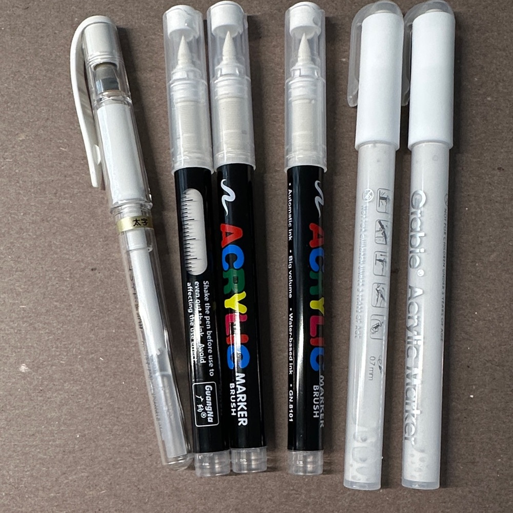 New Garbie, GaunGa & Uniball Signo Acrylic Paint Pen Marker bundle - White